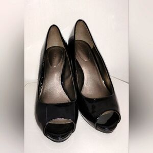 BANDOLINO BLACK PATENT PEEP TOE PUMPS